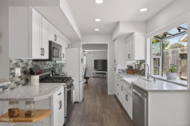 16-web-or-mls-Upmarketmedia_909Bur-052