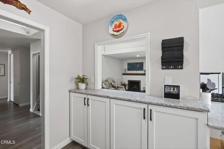 23-web-or-mls-Upmarketmedia_909Bur-073