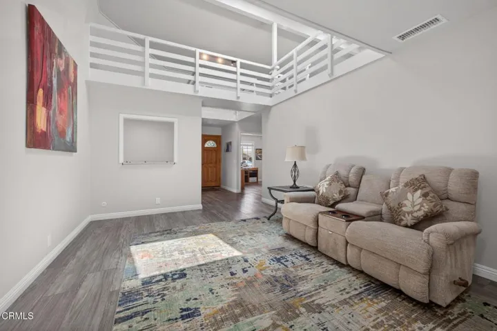 6-web-or-mls-Upmarketmedia_909Bur-018