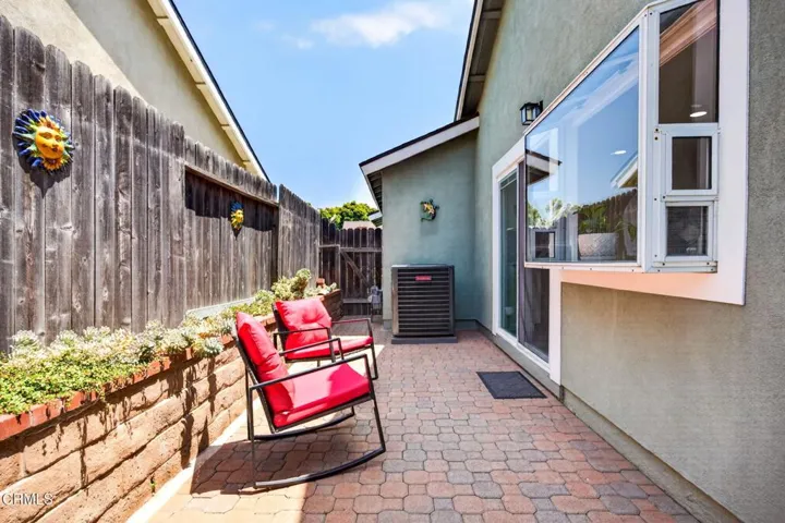 44-web-or-mls-Upmarketmedia_909Bur-139