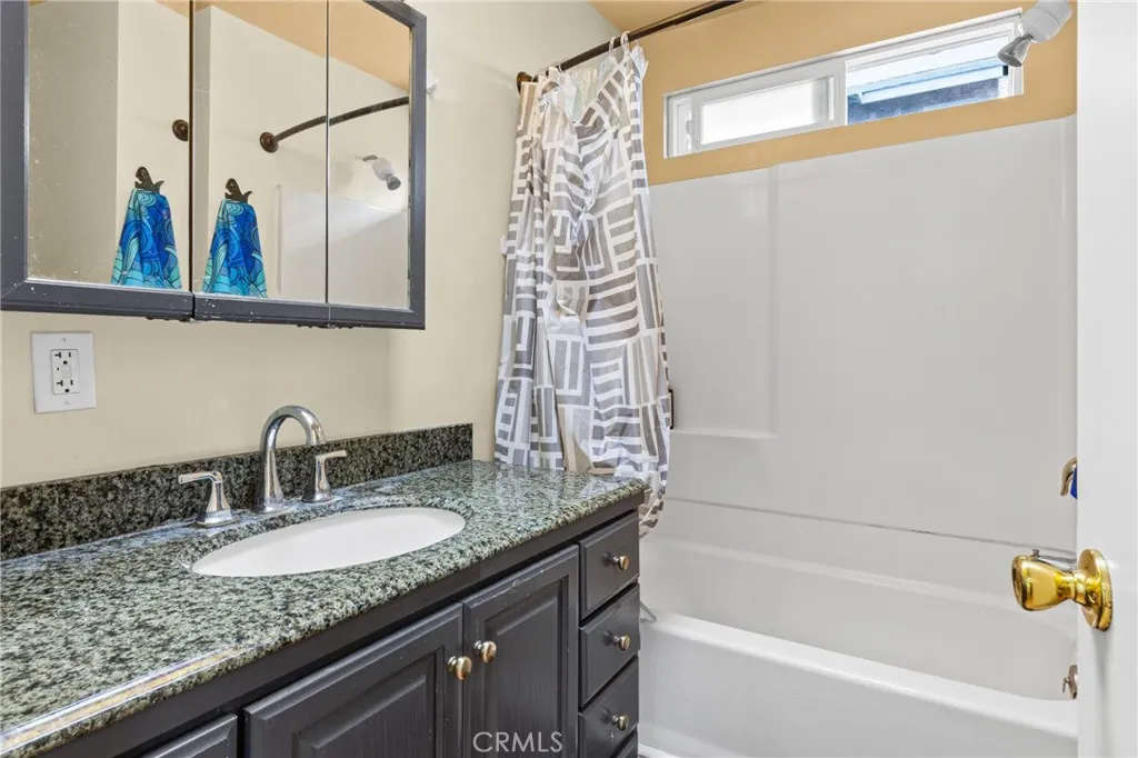 UPSTAIRS FULL BATHROOM