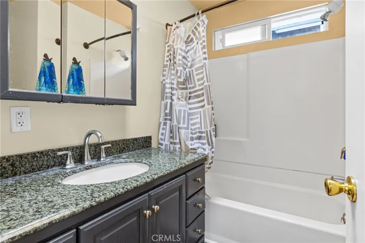 UPSTAIRS FULL BATHROOM
