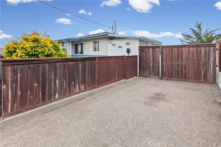 RIGHT DRIVEWAY