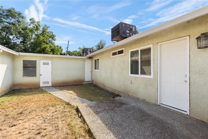 Duplex - 1700 Sherman -  Courtyard area with laundry room.