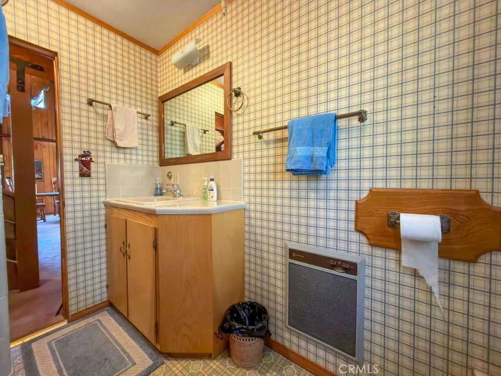 Full bath, main floor, main residence