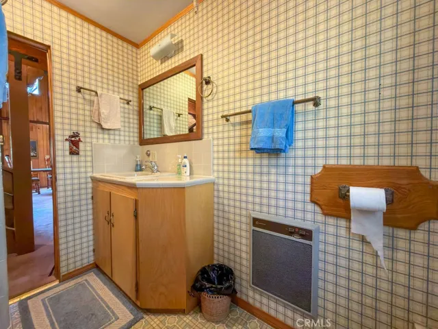 Full bath, main floor, main residence