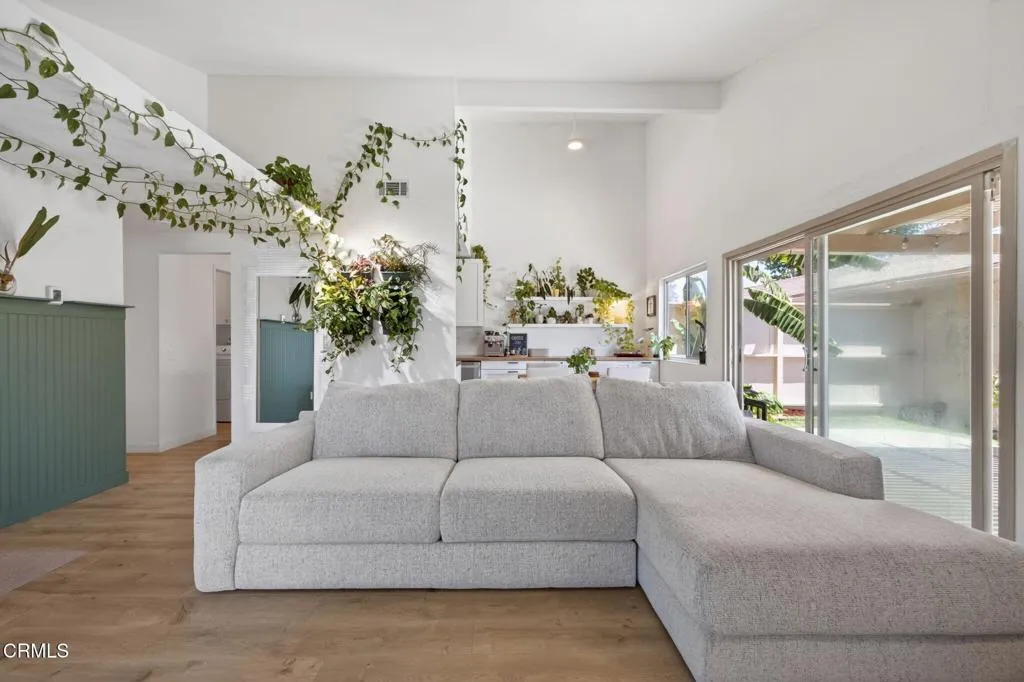 6-web-or-mls-UpmarketMedia-262WVi-023