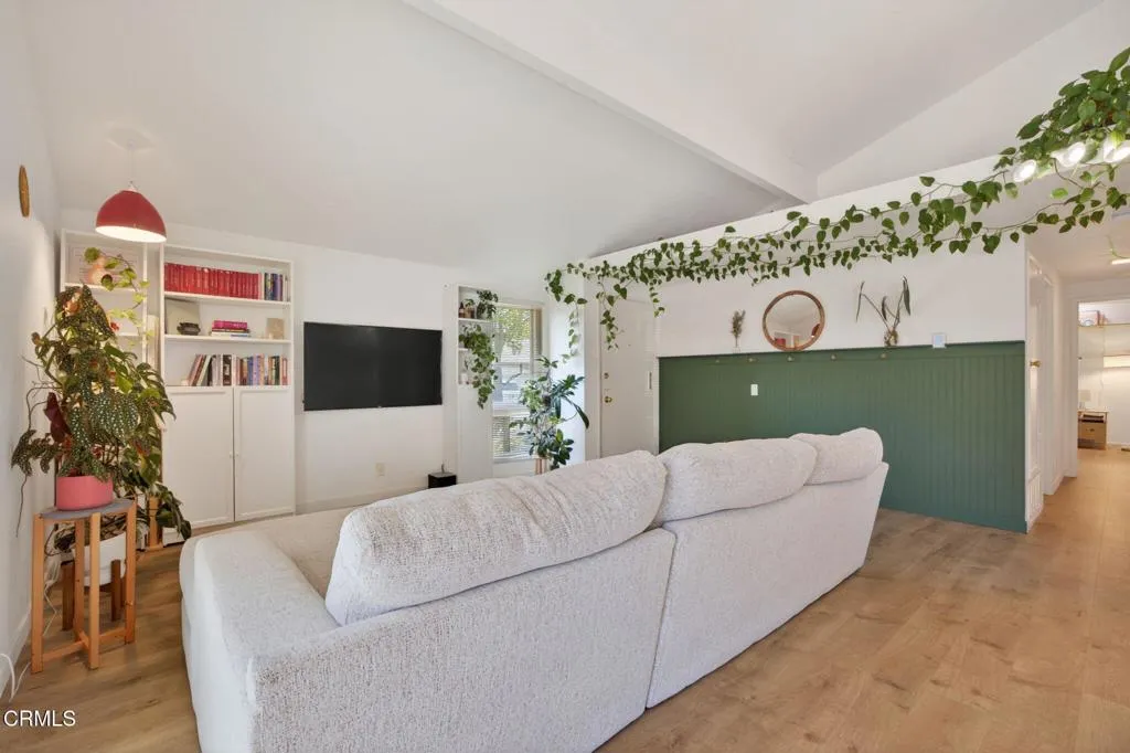 8-web-or-mls-UpmarketMedia-262WVi-028