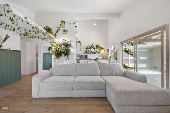 6-web-or-mls-UpmarketMedia-262WVi-023