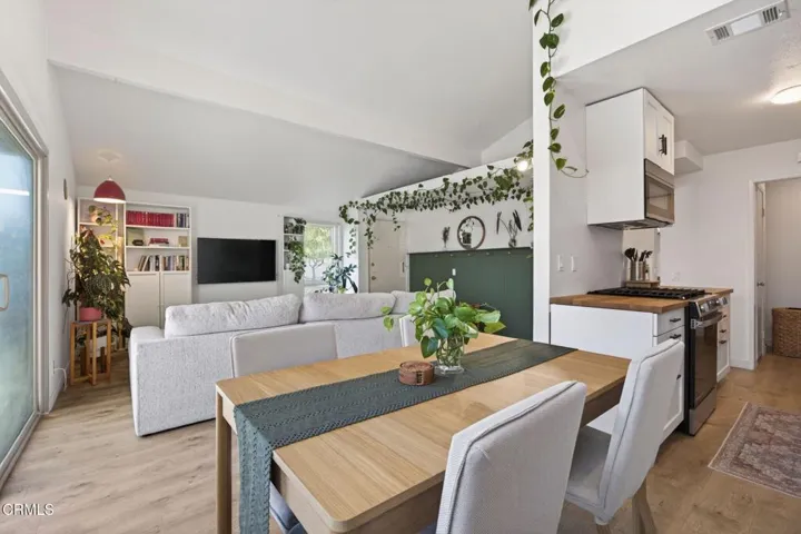 17-web-or-mls-UpmarketMedia-262WVi-040