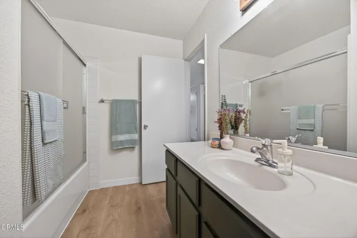 23-web-or-mls-UpmarketMedia-262WVi-077