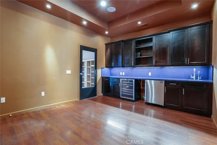 Middle Office/Workspace/Kitchen