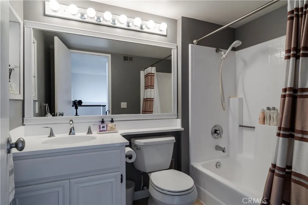 Guest bathroom with shower tub