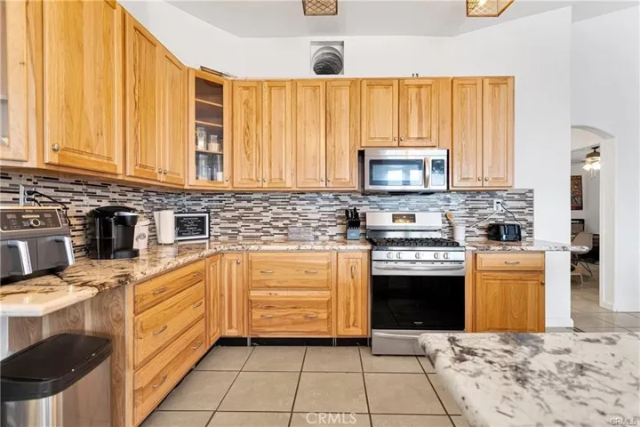 16192 Molino, Victorville, California 92395