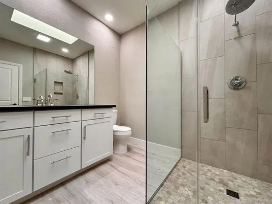 Second hallway bath