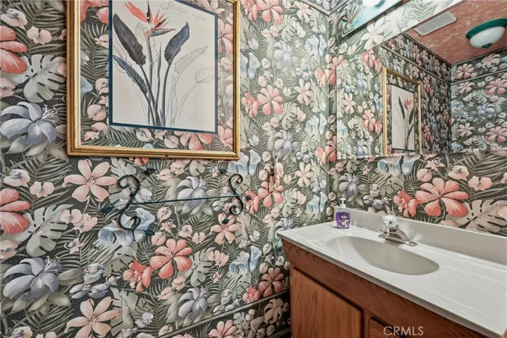 Main Level 1/2 bath