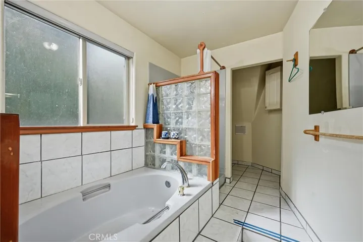 Soaking tub in primary bath
