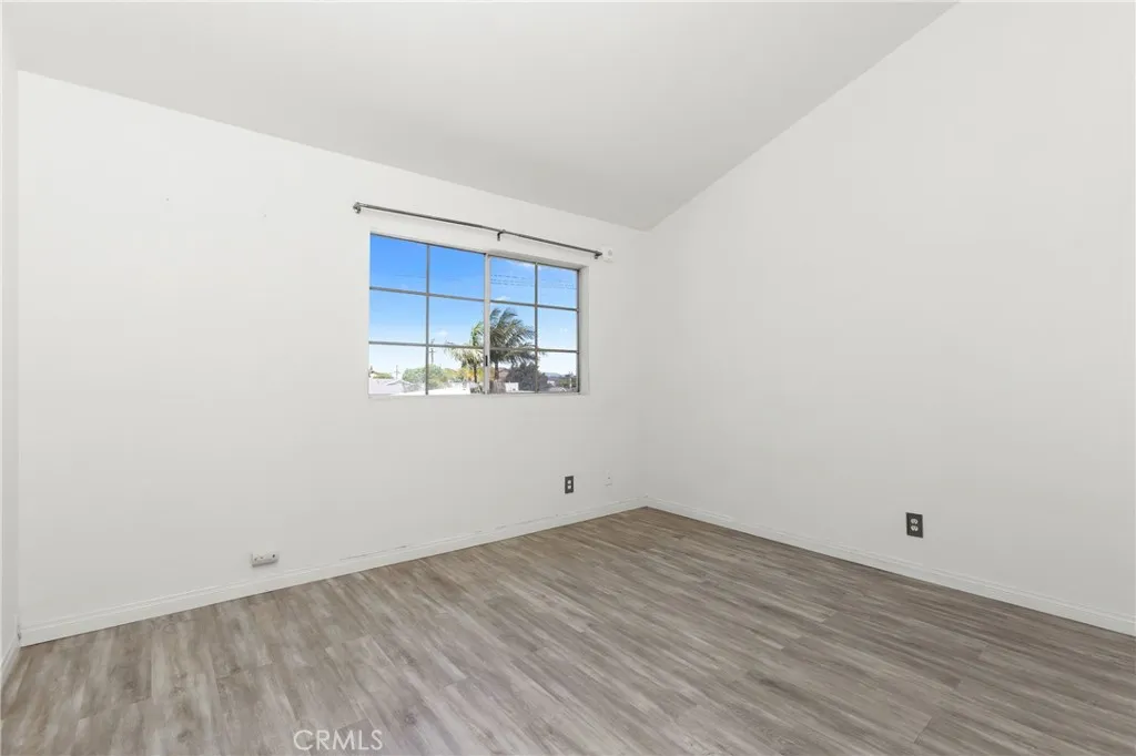 Wake up to this view, and walk to everyday conveniences like coffee, grocery, or pizza!