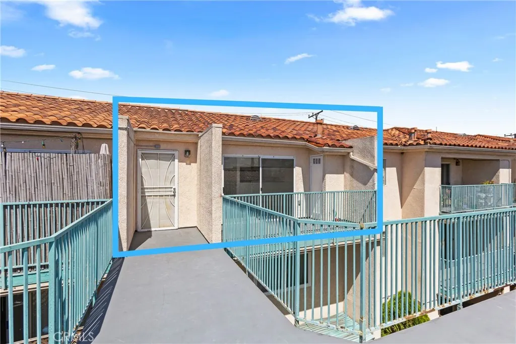 Entry has locking screen door for all day breezes.