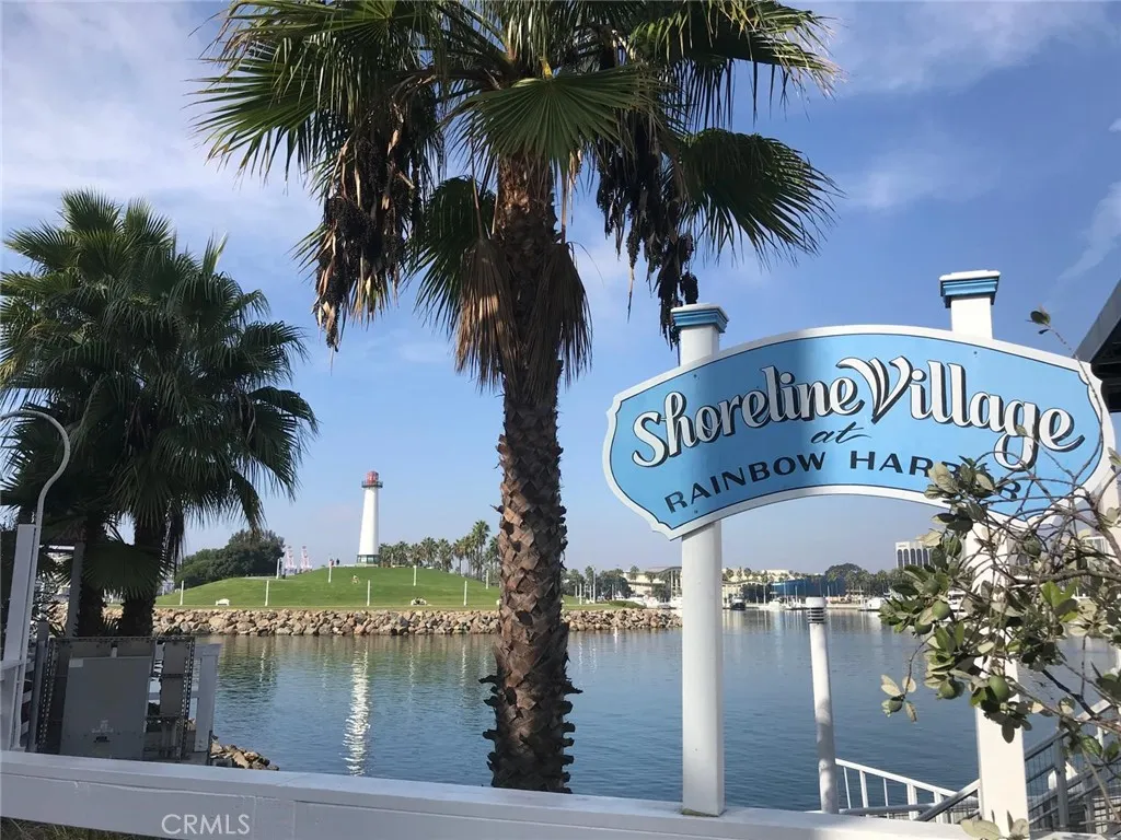 Shoreline Village restaurants and shops are less than 15 minutes away.