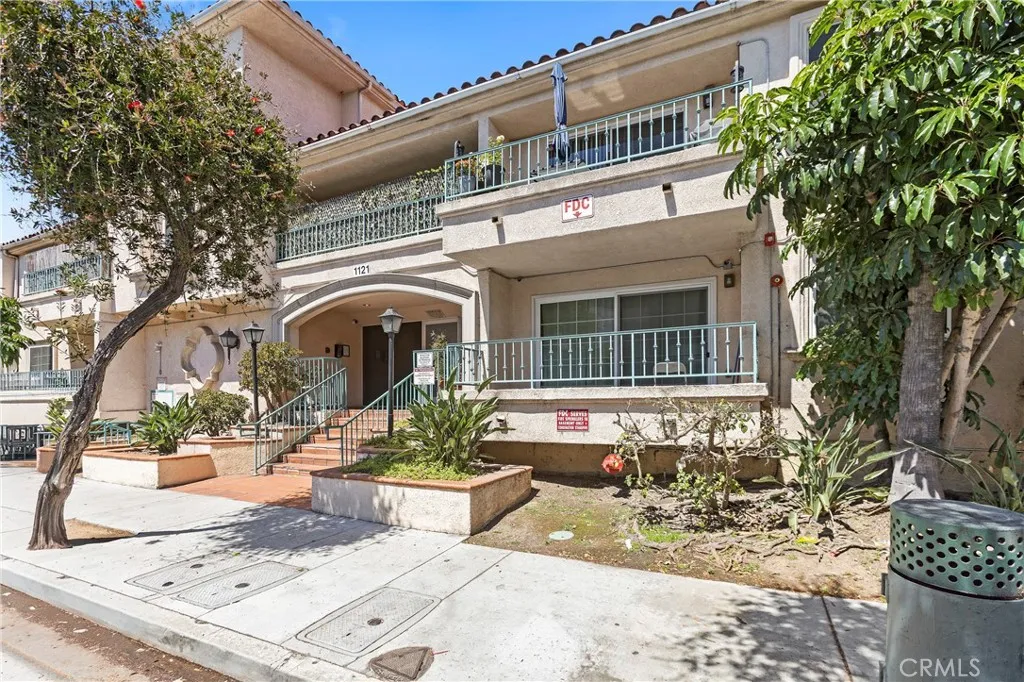 Building is walkable to grocery, fast food, shopping, bars, coffee shop & MORE!