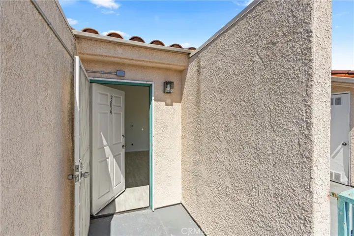 Top floor living w elevator access - no one above you!
