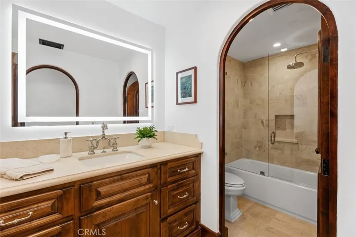 Full Bath off hallyway