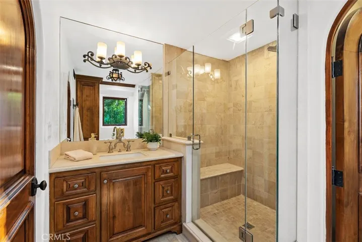  Full bath off hallway