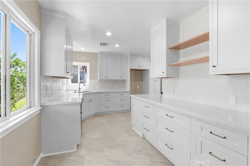 EAT IN KITCHEN