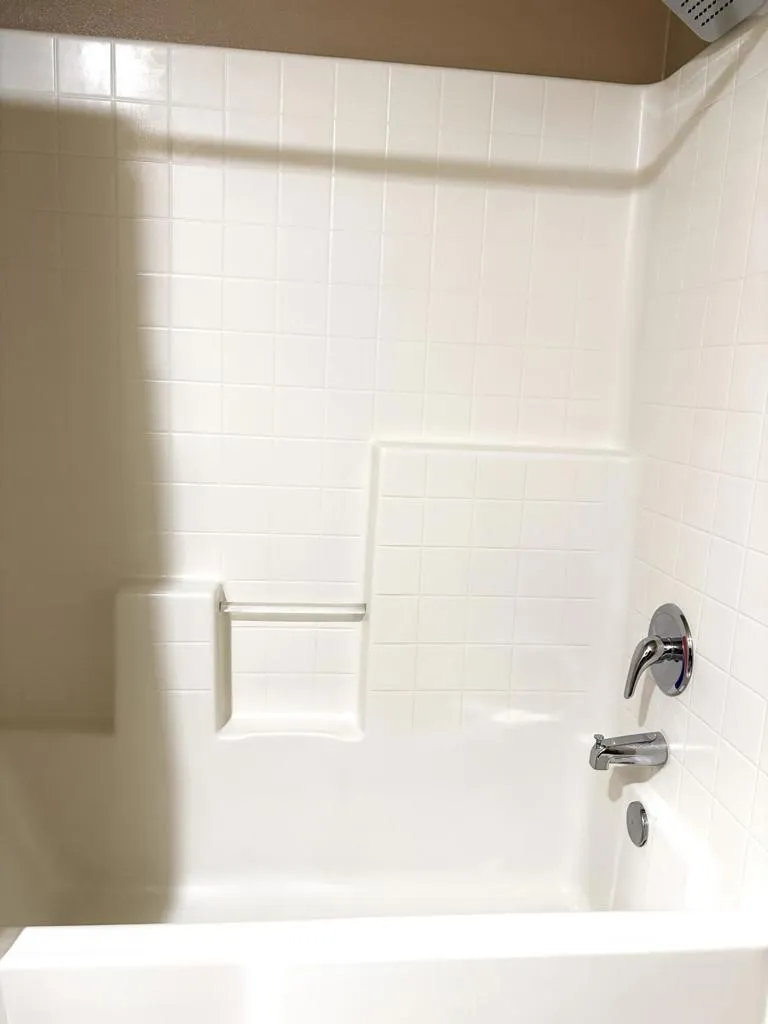 Tramonto bath 2 shower and tub