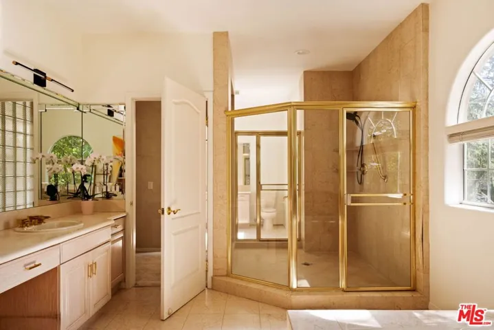 5150 Bellaire Avenue, Valley Village, California 91607