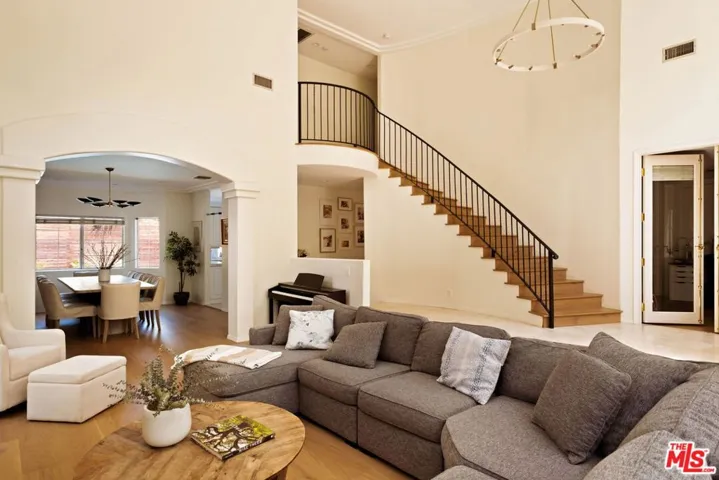 5150 Bellaire Avenue, Valley Village, California 91607