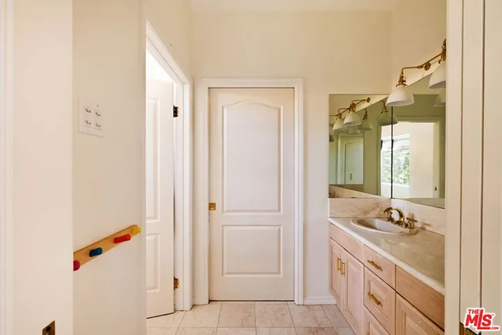 5150 Bellaire Avenue, Valley Village, California 91607