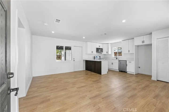 45040 Redwood Avenue, Lancaster, California 93534