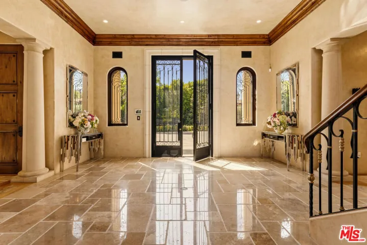 2374 Earls Court, Los Angeles, California 90077
