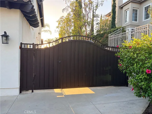 Side Gate