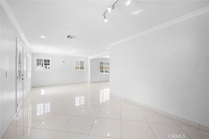 10227 Helendale Avenue, Tujunga, California 91042