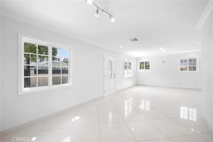 10227 Helendale Avenue, Tujunga, California 91042