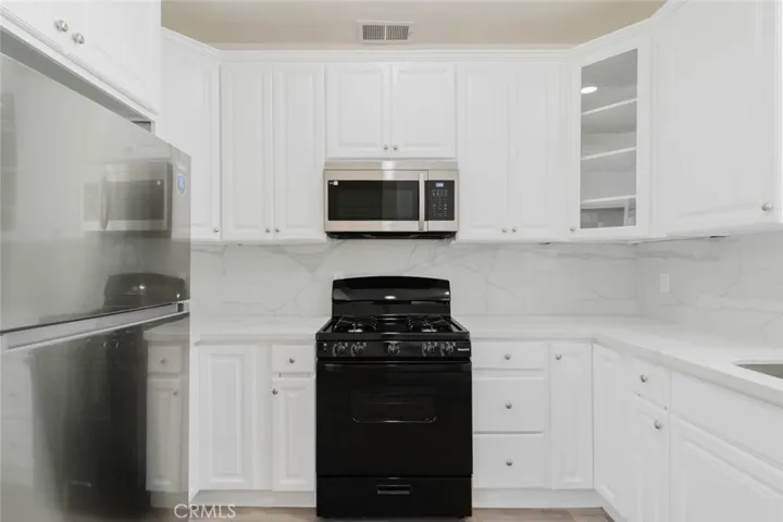 18347 Saticoy Street 26, Reseda, California 91335