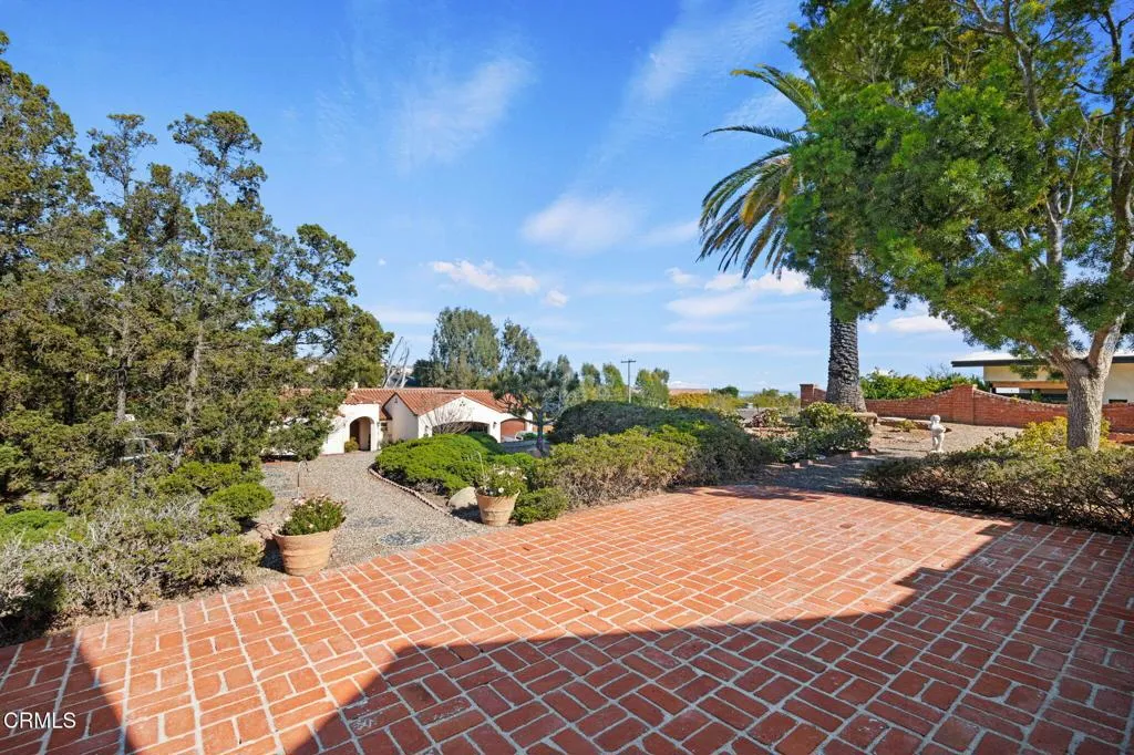 07 - Front Patio