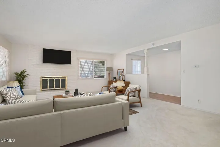 03 - Living Room (virtual staging)