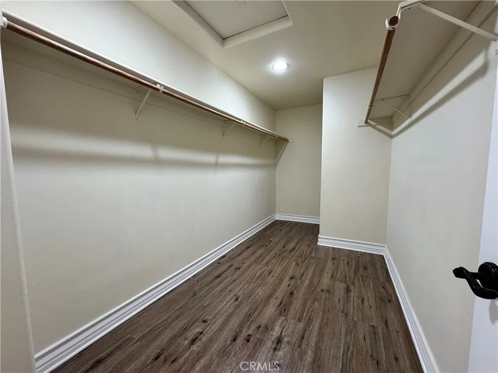 MASTER WALK-IN CLOSET