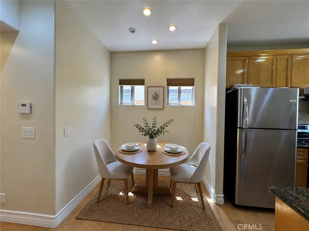 VIRTURAL STAGING - DINNING TABLE