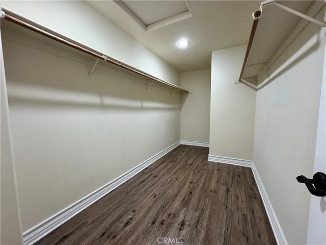 MASTER WALK-IN CLOSET