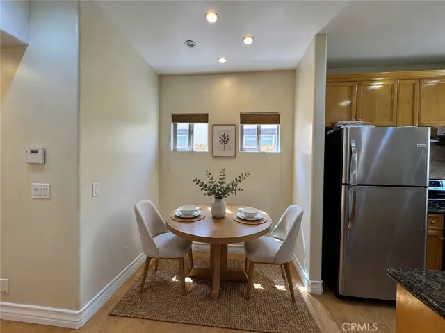 VIRTURAL STAGING - DINNING TABLE