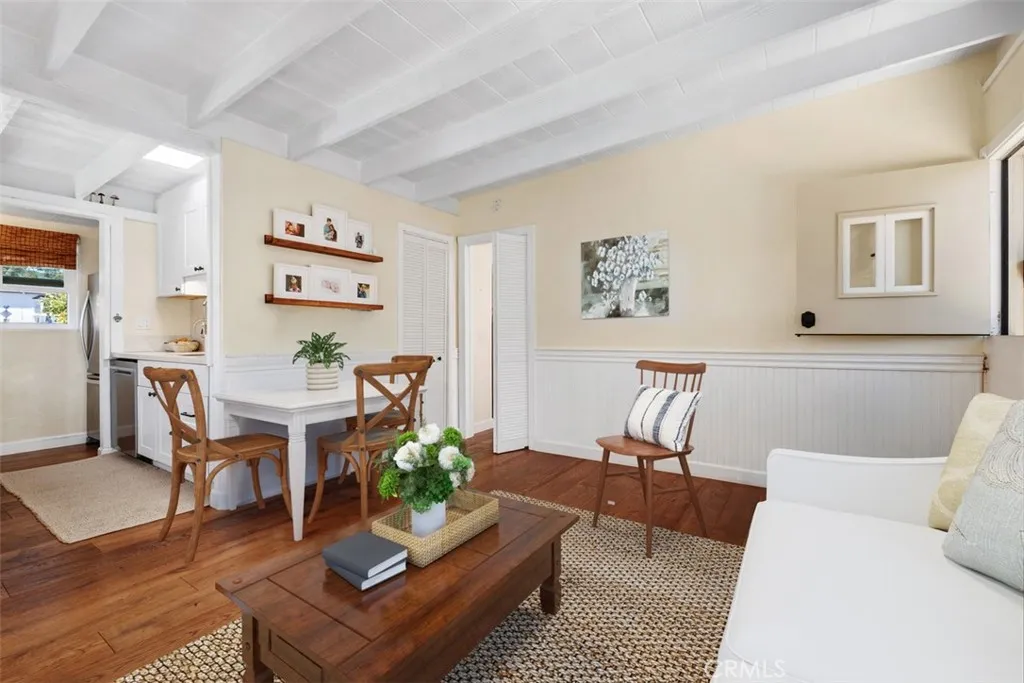 This image has been virtually staged. Furniture, décor, and other items have been added digitally and do not exist in the property.
