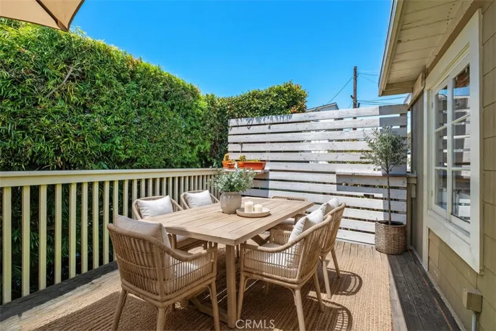This image has been virtually staged. Furniture, décor, and other items have been added digitally and do not exist in the property.