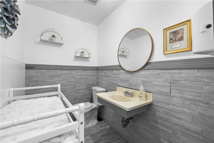 6095 Atlantic Ave, Long Beach, California 90805