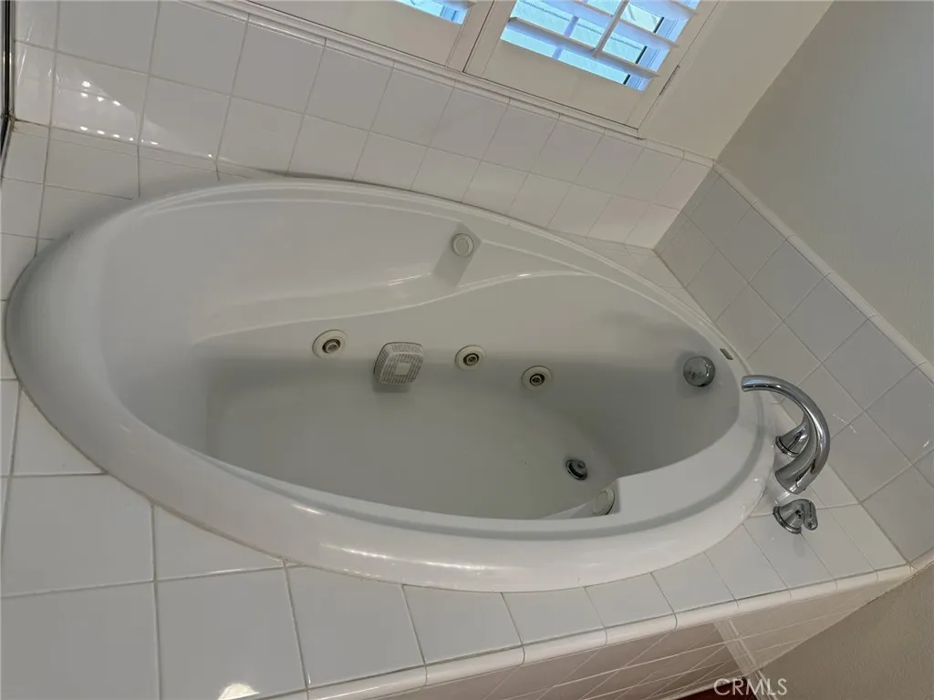 Jetted tub.