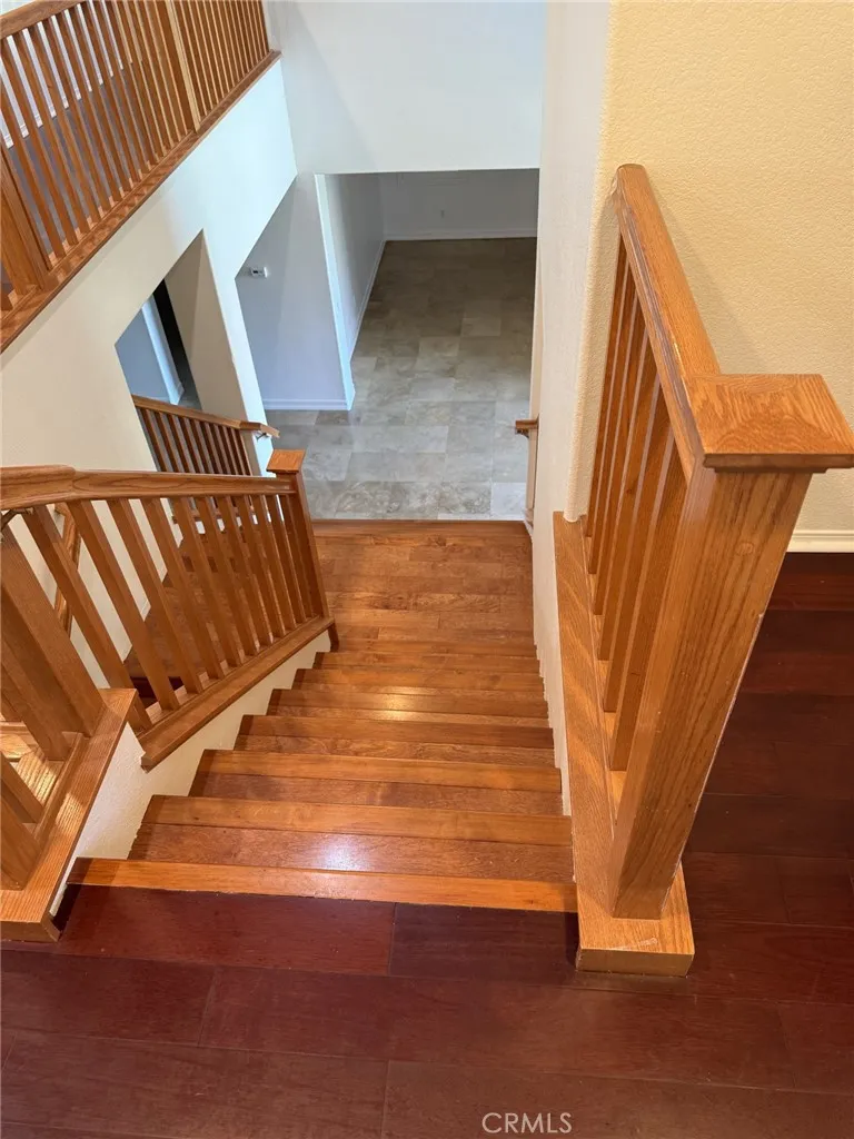 Oak finish engineered hardwood staircase! No pets, and in excellent condition!